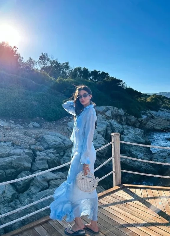 Deren Talu’nun Tatil Pozlarında Işıltılı Anlar: Deniz, Güneş ve Şıklık