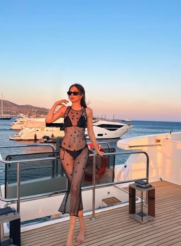 Deren Talu’nun Tatil Pozlarında Işıltılı Anlar: Deniz, Güneş ve Şıklık