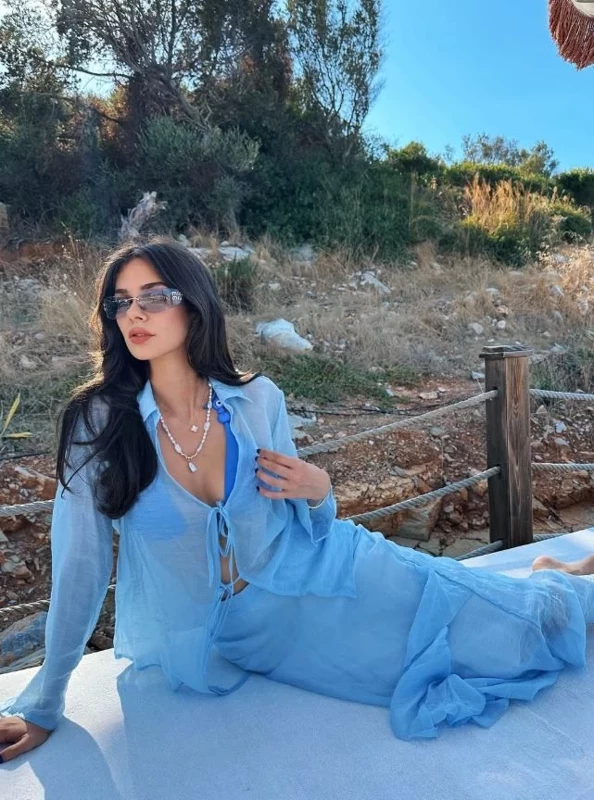 Deren Talu’nun Tatil Pozlarında Işıltılı Anlar: Deniz, Güneş ve Şıklık