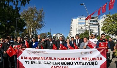Gaziler İçin Yürüyüş ve Çelenk Sunma Töreni: Vefa ve Minnet