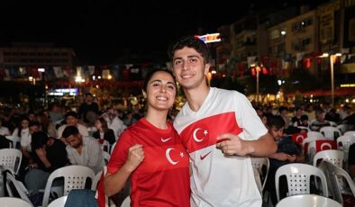 İzmit Meydanı EuroBasket Zaferine Şahitlik Etti: 12 Dev Adam’a Büyük Coşku
