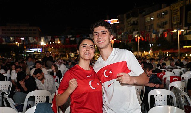İzmit Meydanı EuroBasket Zaferine Şahitlik Etti: 12 Dev Adam’a Büyük Coşku